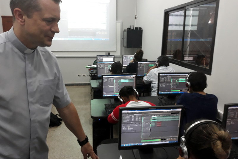 O. Henryk Ślusarczyk SVD z uczestnikami warszatów