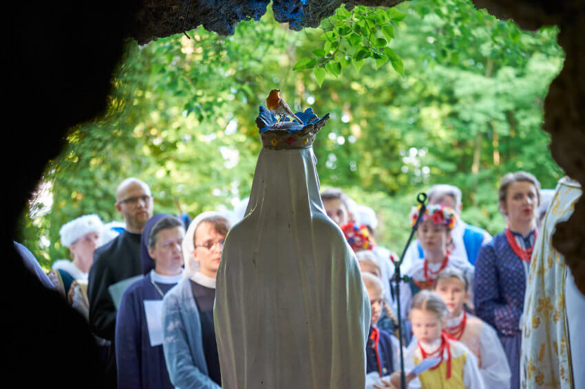 Litania Loretańska o zachodzie słońca nad stawem