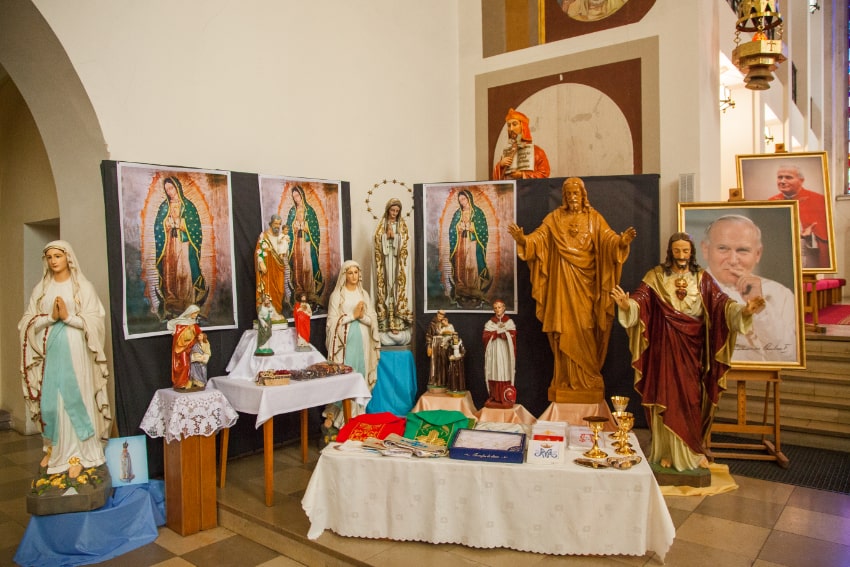 Poświęcenie przedmiotów dla misyjnych parafii