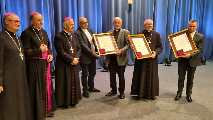 Medal Benemerenti dla bp. Jerzego Mazura SVD i o. Krzysztofa Ziarnowskiego SVD