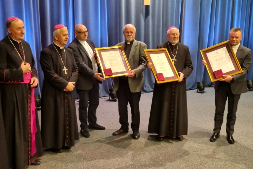 Medal Benemerenti dla bp. Jerzego Mazura SVD i o. Krzysztofa Ziarnowskiego SVD