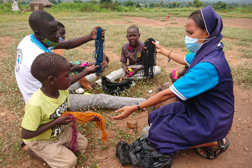Różańce z Bidibidi wspierają edukację