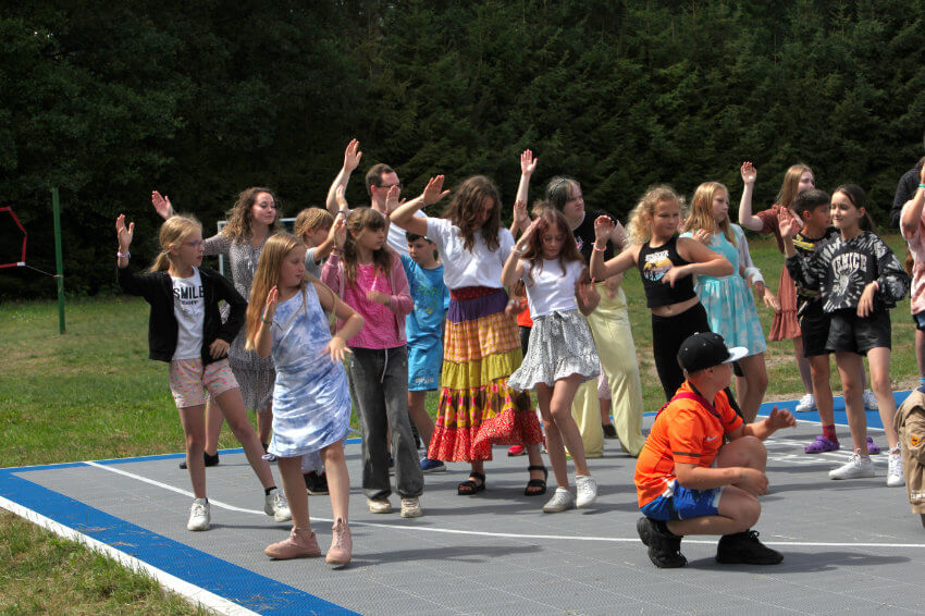 Wspólny taniec na zakończenie 3. turnusu “Wakacji z Misjami”