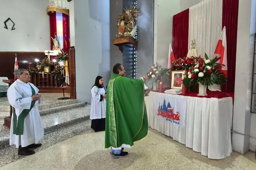 O. Franciszek Filar SVD przed ołtarzem bł. ks. Jerzego Popiełuszki w Ciudad Colon (fot. archiwum autora)